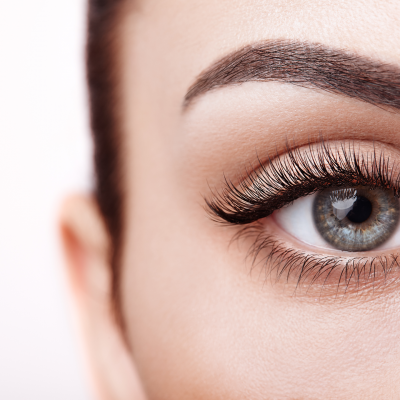 Wimpernverlängerung Frau gespiegelt